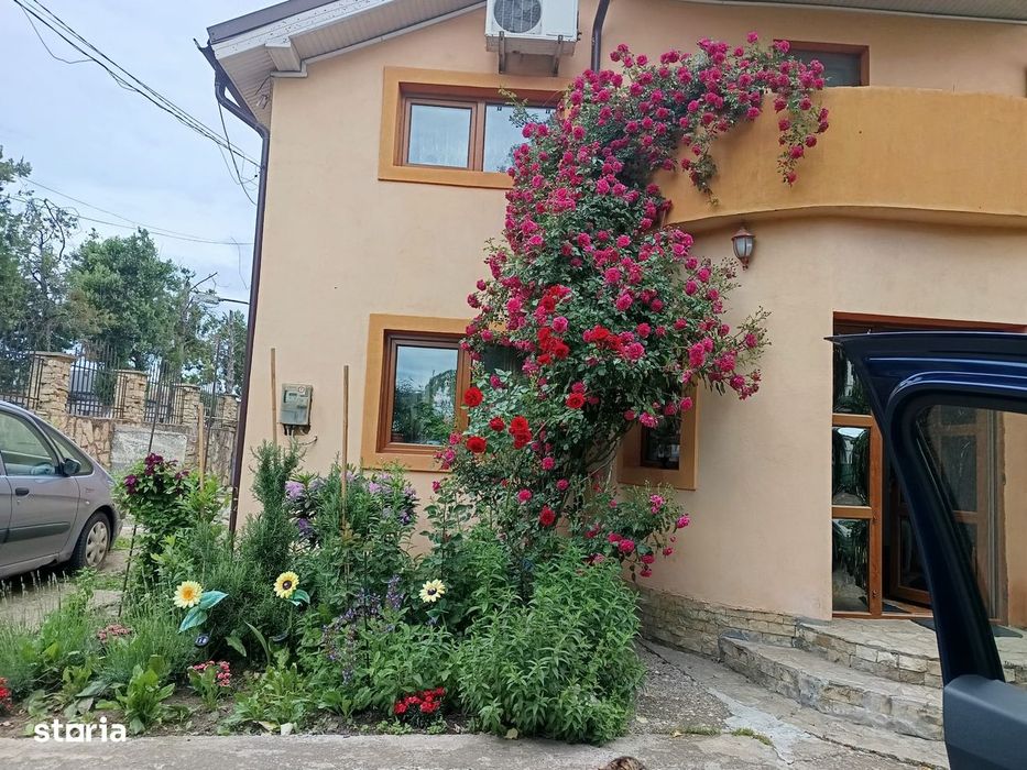 vand casa 2 corpuri-spatioasa pretabil 2 familii