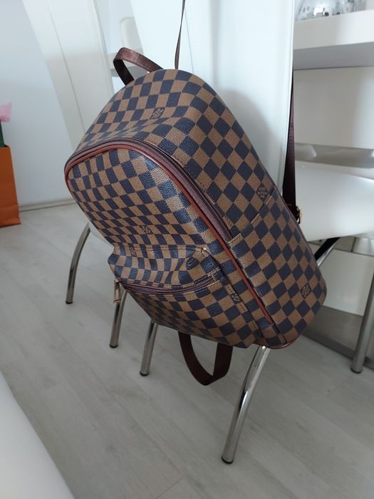 vând rucsac  barbatesc, un produs  de calitate,un  produs de import.