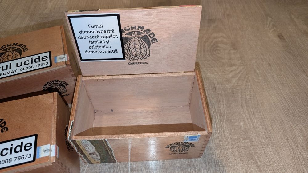 Vând cutii trabucuri