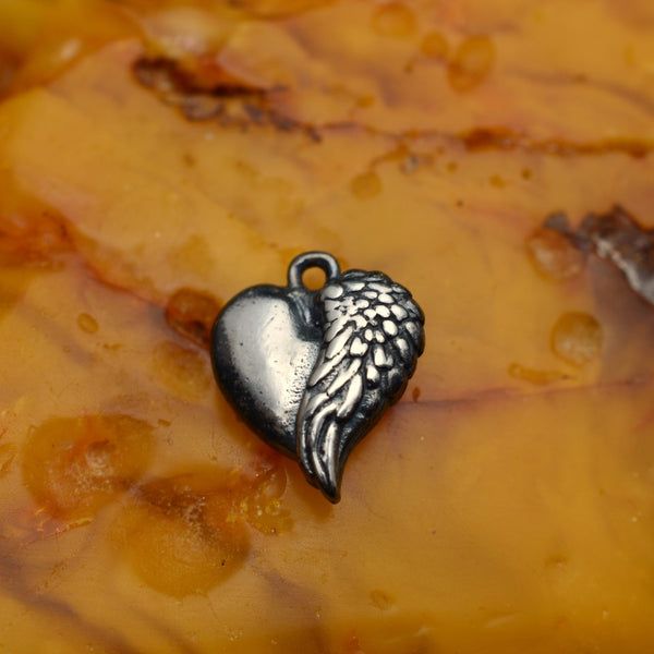 Сребърен медальон 925 „Ангелско сърце“ – символ на обич и закрила