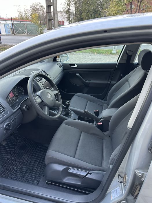 Golf 5 - 1.6 fsi - 115 cp - Clima - Navi - Senzori - Computer de bord