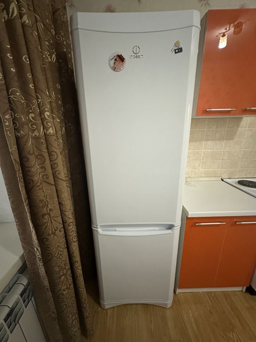 Холодильник indesit