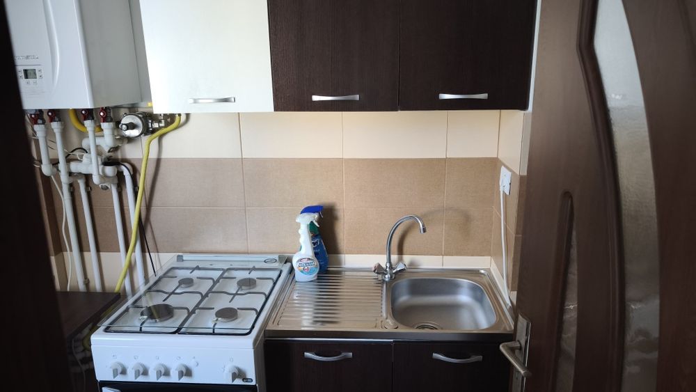 Închiriez garsonieră Matei, balcon, centrală, mobilat și utilat