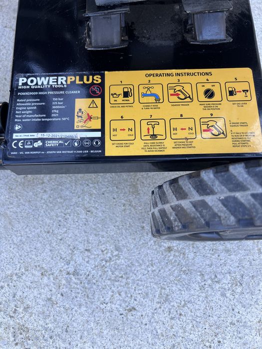 Vand aparat de spalare cu presiune pe benzina .