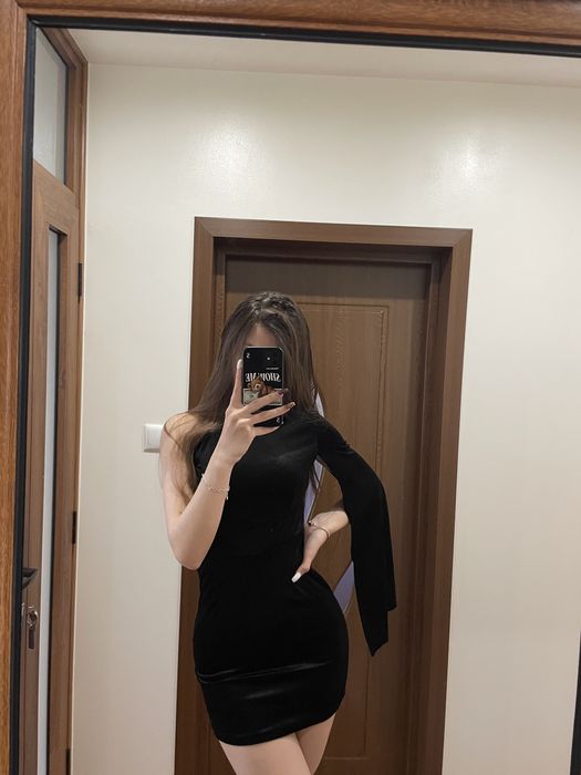 Къса черна рокля