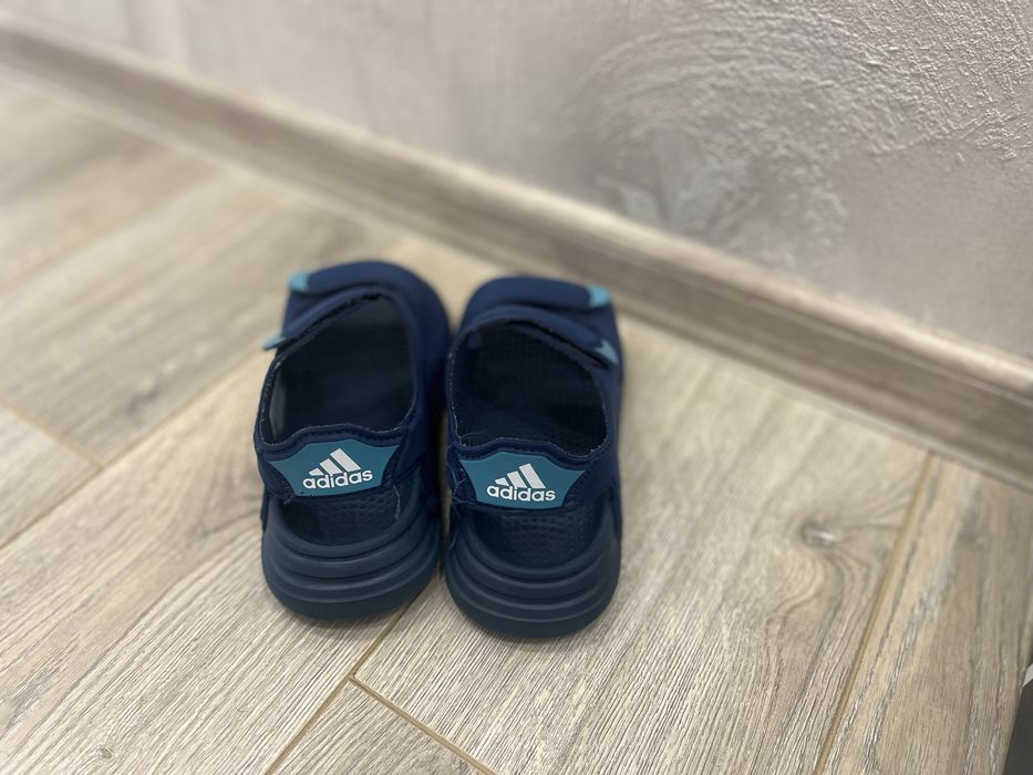 Сандали Adidas с лепенки