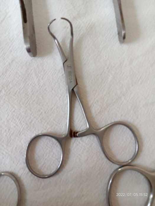 Meditsinskiy qaychi pinsetla