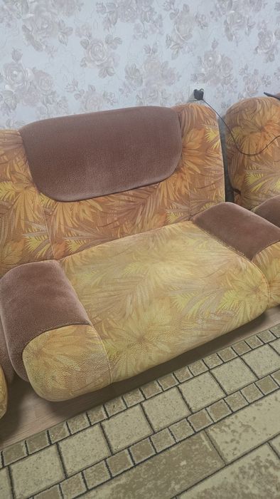 Продам Диван средний состояние!