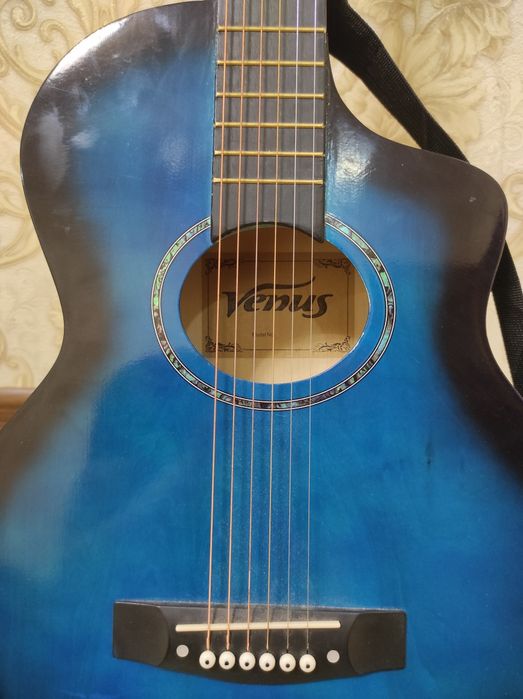 Srochna Gitara sotiladi razmer 38 narxi 820000 soʻm