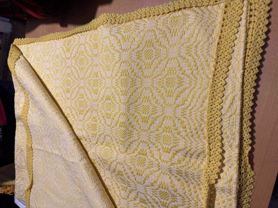 Fete de mese , chindeu ,  si covoare tesute in razboi