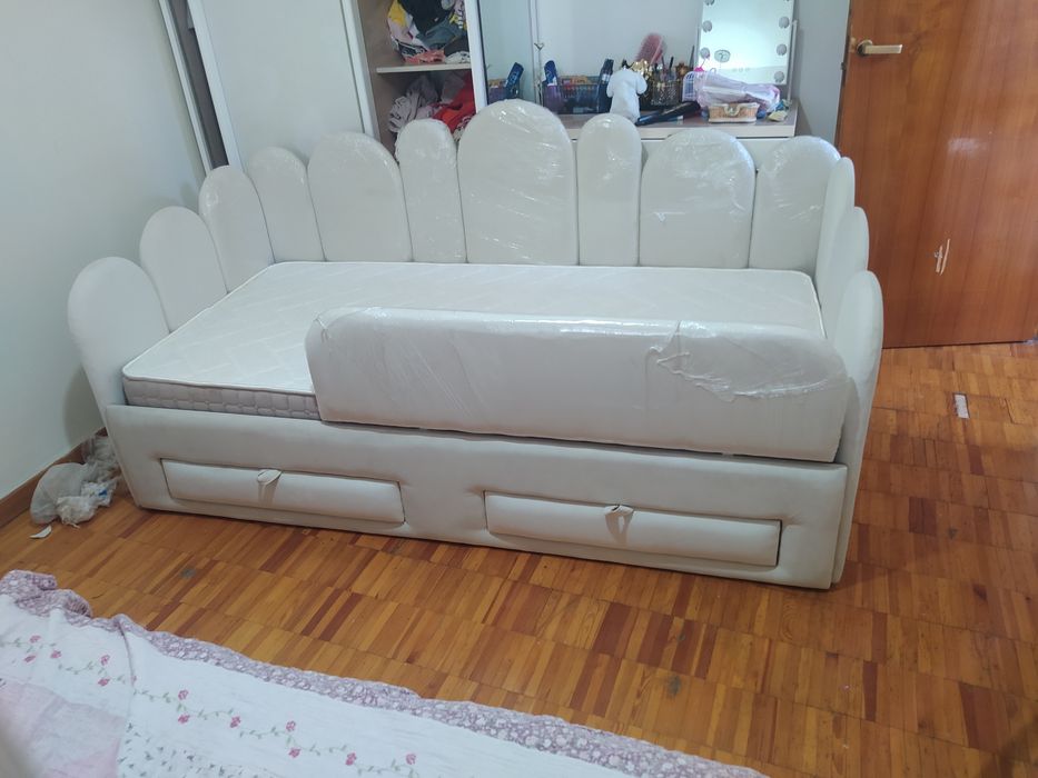 Подростковая кровать с мягкими спинками