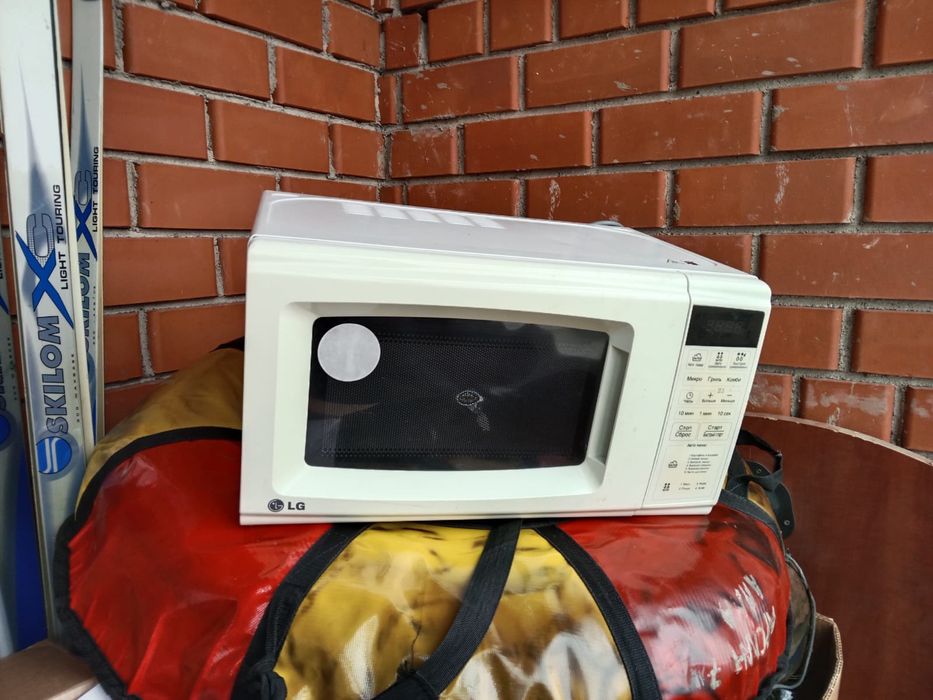 Продам на запчасти  микроволновку