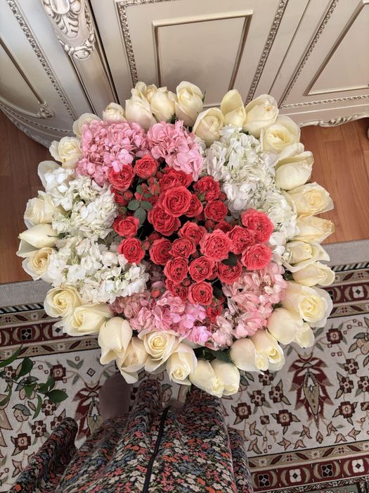 Огромный букет в корзине