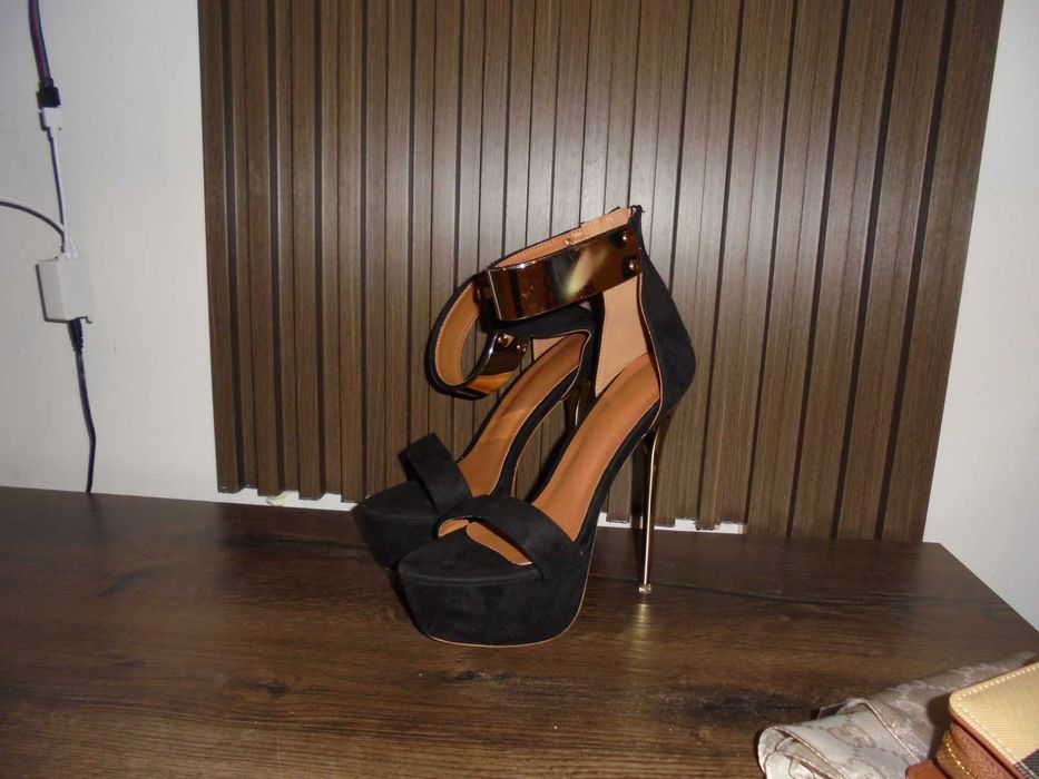 Дамски обувки на висок ток