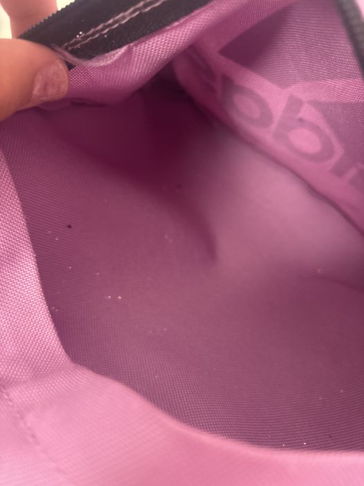 Здравейте,продавам 2 раници.Тази лилавата на adidas струва:18£,а пък тази на BLACKPINK струва:15евро!