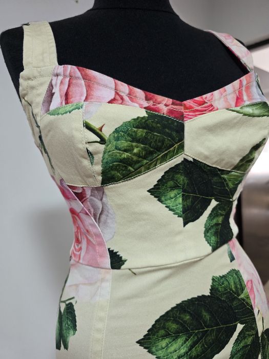 Rochie midi cu corset, model D&G, imprimeu trandafiri din bumbac