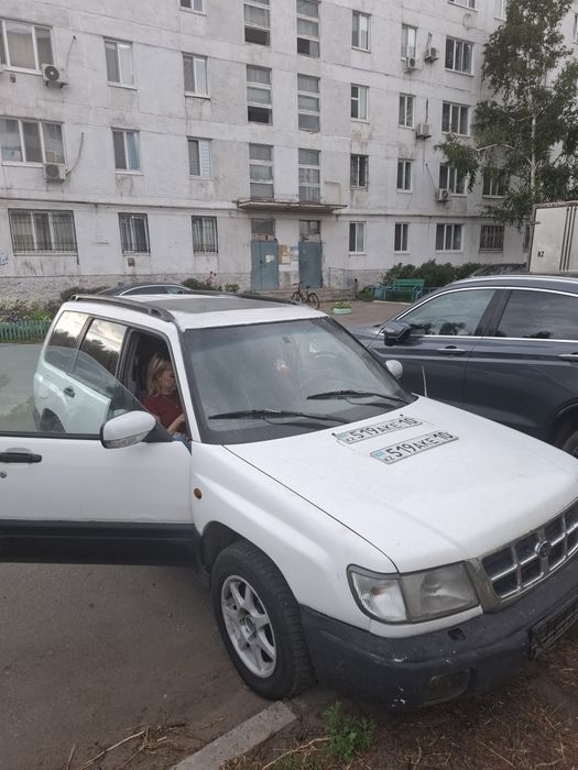 Машина Subaru forester 1997 года