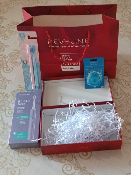 Электрическая зубная щётка Revyline RL 040 отличный подарок жёнам