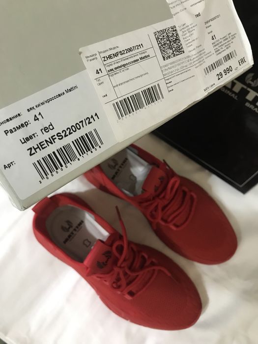 Продам кроссовки новые