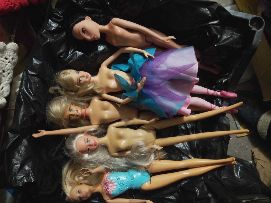 Колекция от 6 кукли Барби с дрехи