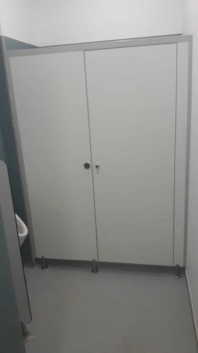 Cabine WC din HPL 12mm – Compartimentări Sanitare/Vestiare, Accesorii și Montaj