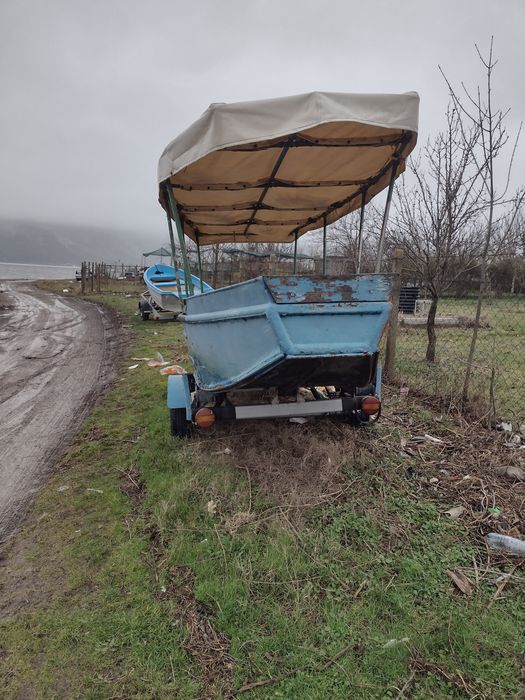 Продавам метална лодка с покривало и двигател
