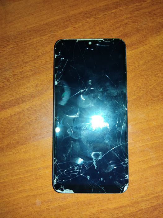 Redmi 7 Arzon narxda faqat ekrani singan