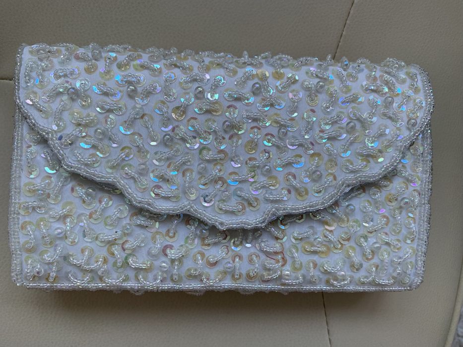 Poșeta / plic ivoire/ alb vintage  cusuta manual ca paiete si margele