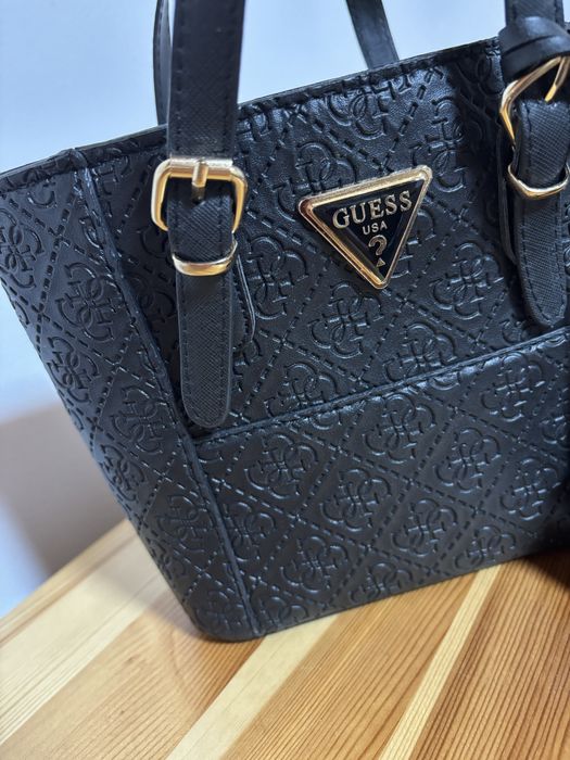 Нова дамска чанта Guess – черна, с дълга дръжка
