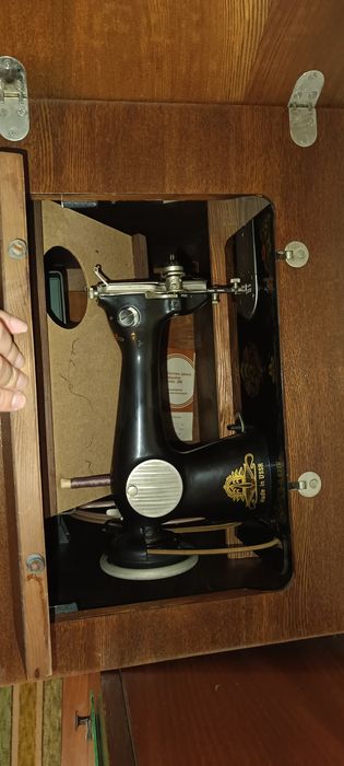 Руска шевна машина,крачна в шкаф.