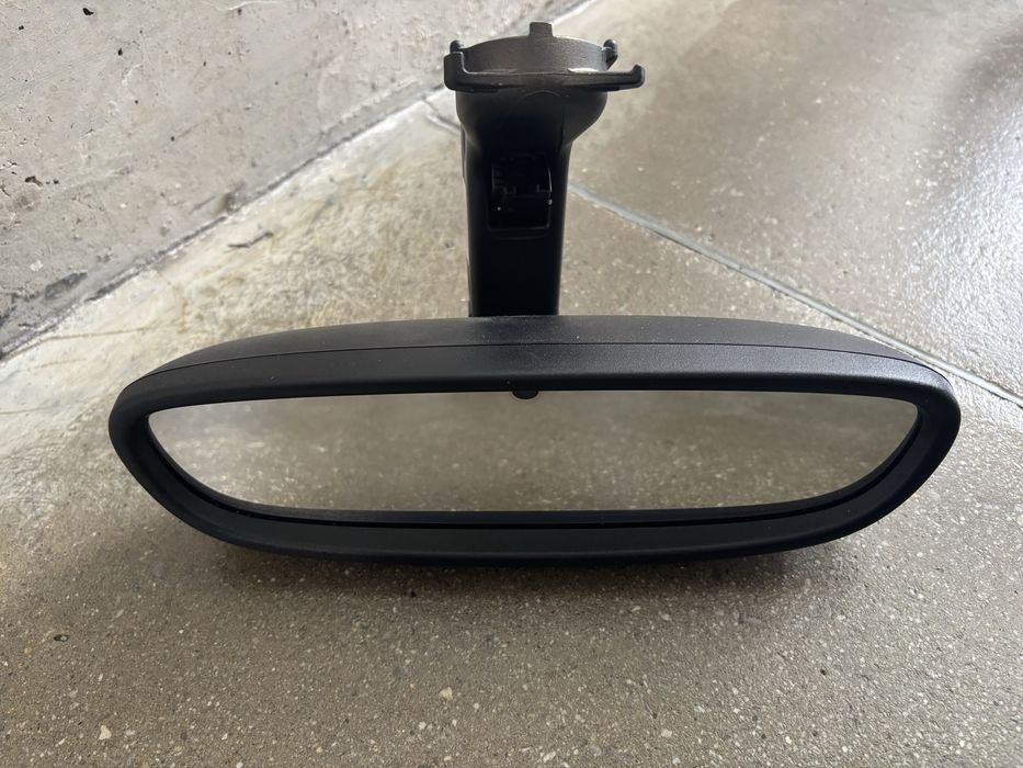 Конзола и огледало за обратно виждане BMW i3