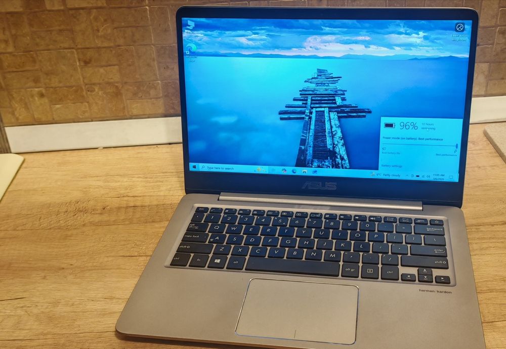 Laptop ASUS ZenBook i5 / 8GB RAM / SSD 256GB – subțire și rapid