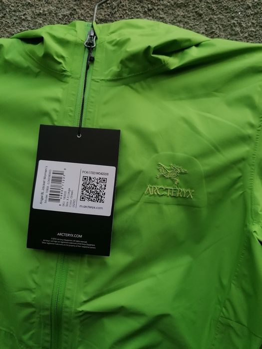Продавам ново дамско зелено водоустойчиво яке Arc'teryx