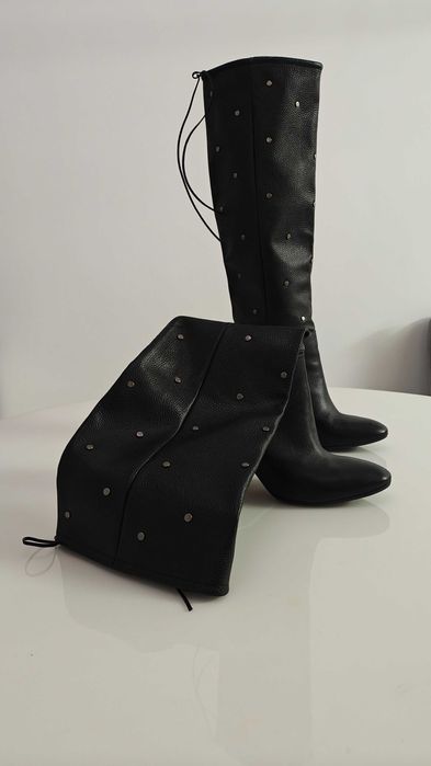 Екстравагантни ботуши от естествена кожа с метални капси