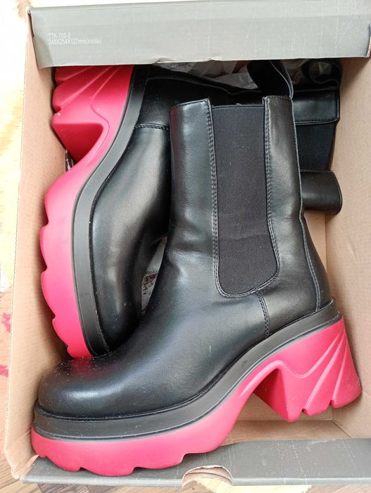 Боти с червена подметка номер 40