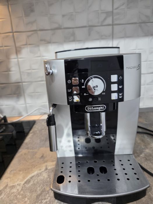 Vand aparat de cafea DeLonghi Magnifica S Ecam
