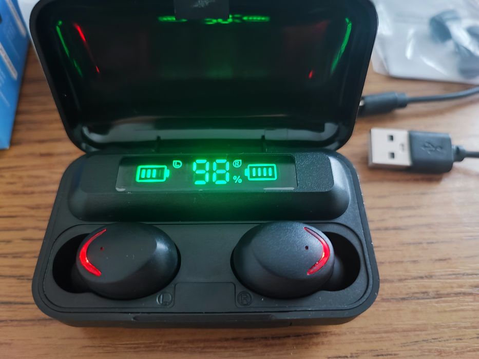 Căști bluetooth noi cu afișaj digital