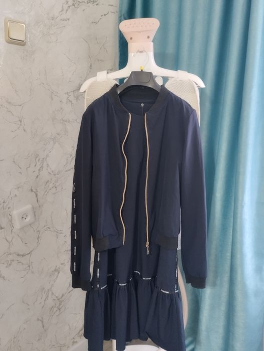 Продам платье с ветровкой  очень красивая