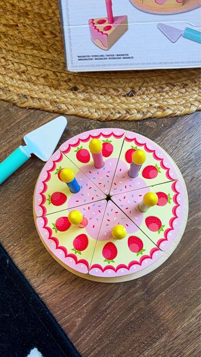 Jucărie Tort Aniversar din Lemn, Set cu 6 felii, Spatulă și lumânări, Multicolor, 2ani