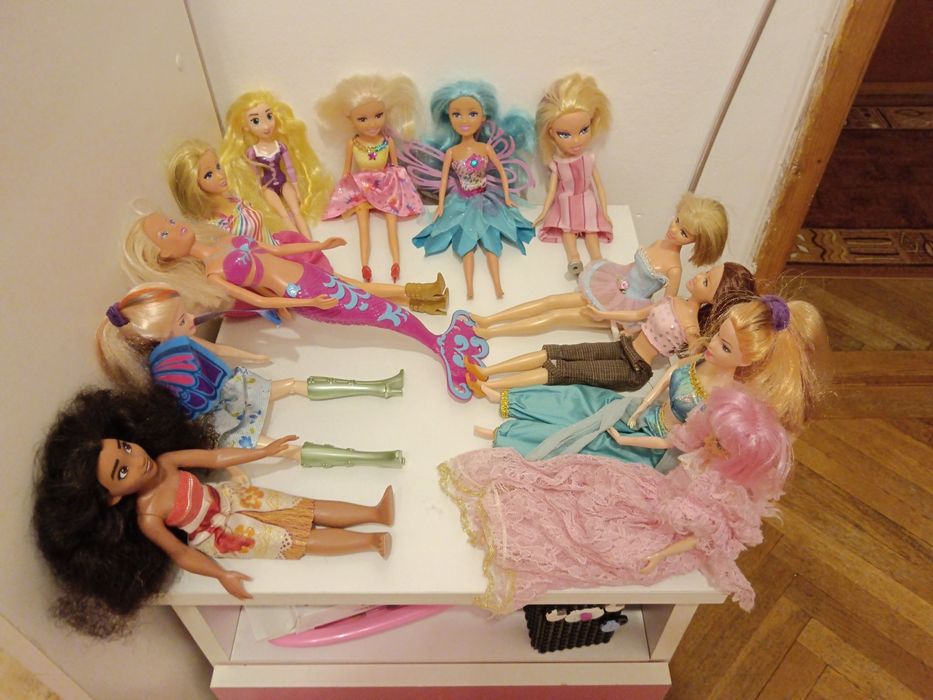 Păpușa Maia și Barbie