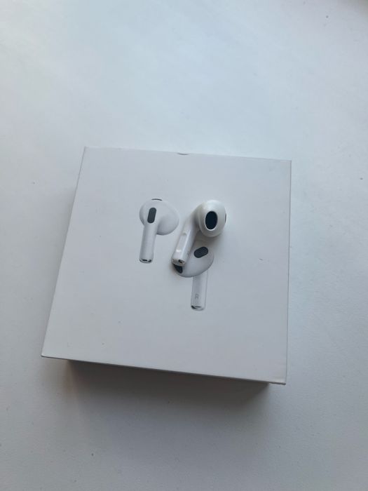 Првый наушник AirPods 3