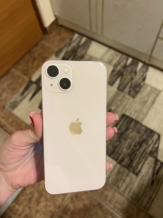 Iphone 13 de culoare roz