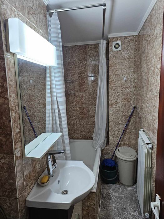 Închiriez garsoniera