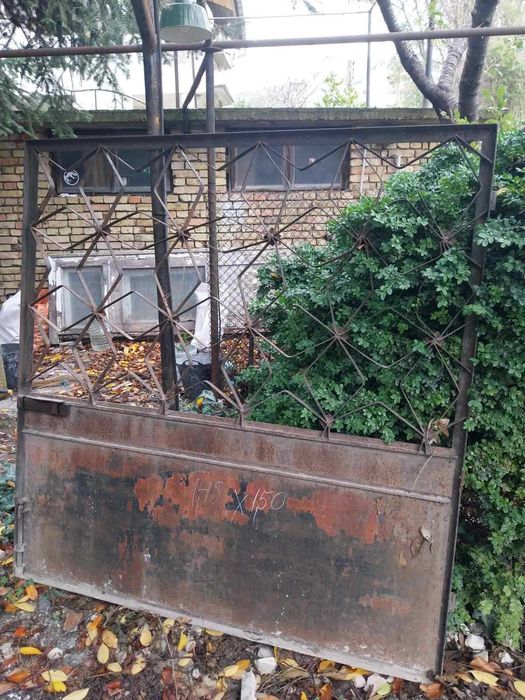 Метална дворна порта с две крила