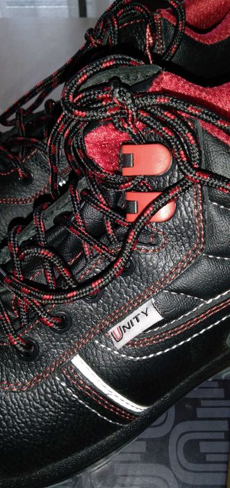 Нови  обувки с предпазно бомбе  39 номер