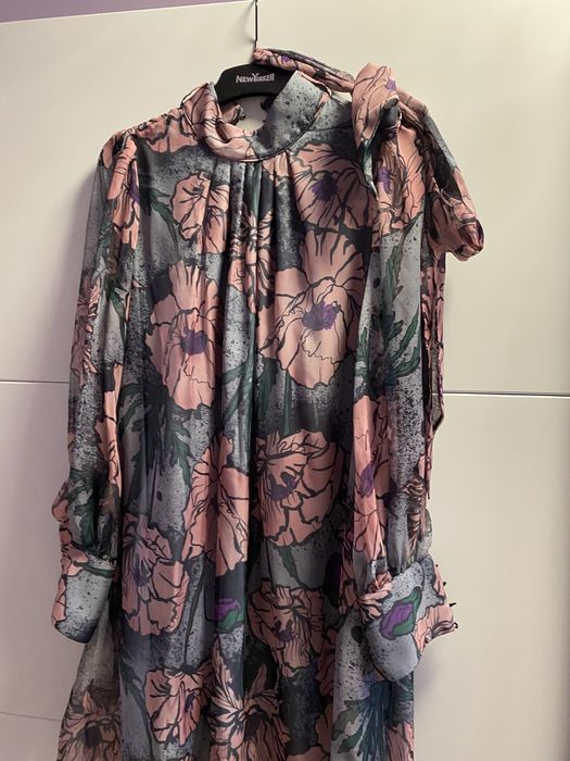 Рокля , тънка , лека с приятня подплата, с колан към нея за талията