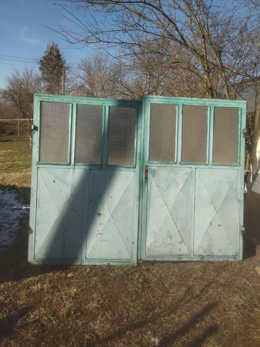 Продавам метални гаражни врати