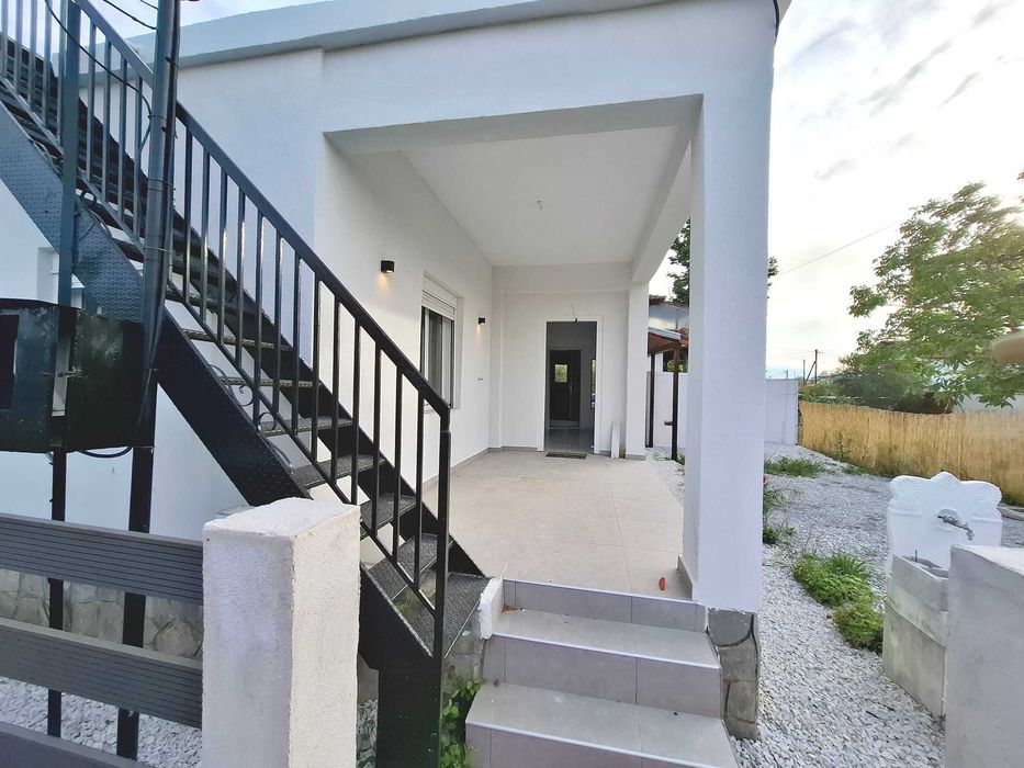 Продава реновирана къща 70 м2 с двор 200 м2 в Аспровалта