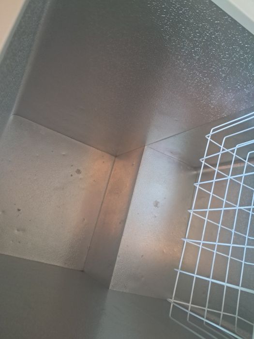 Ladă frigorifică samus folosită foarte puțin și niște pete de umiditate