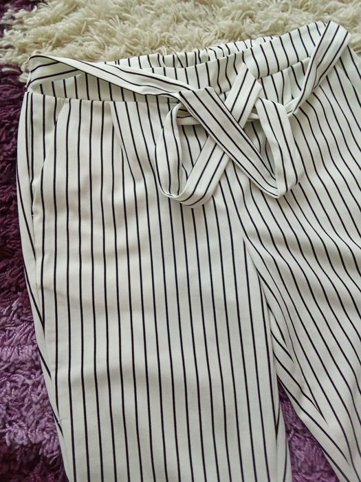 Pantaloni damă eleganți.